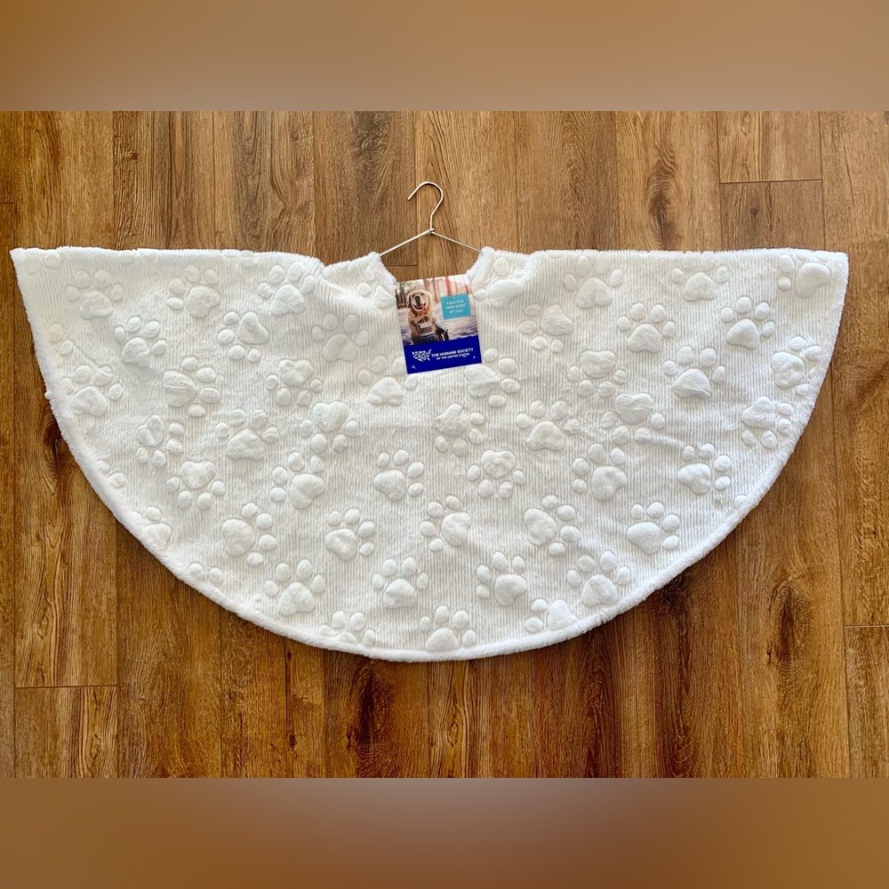 NEW! 56” White Christmas Tree Skirt Doggy Paw Prints in the Snow